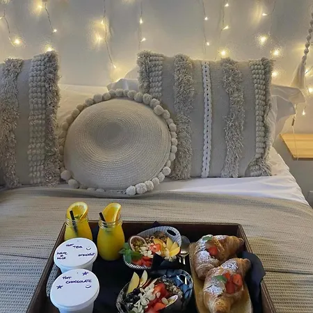 Апартаменты Tiny - Breakfast In - 5 Min From Station Корнилья